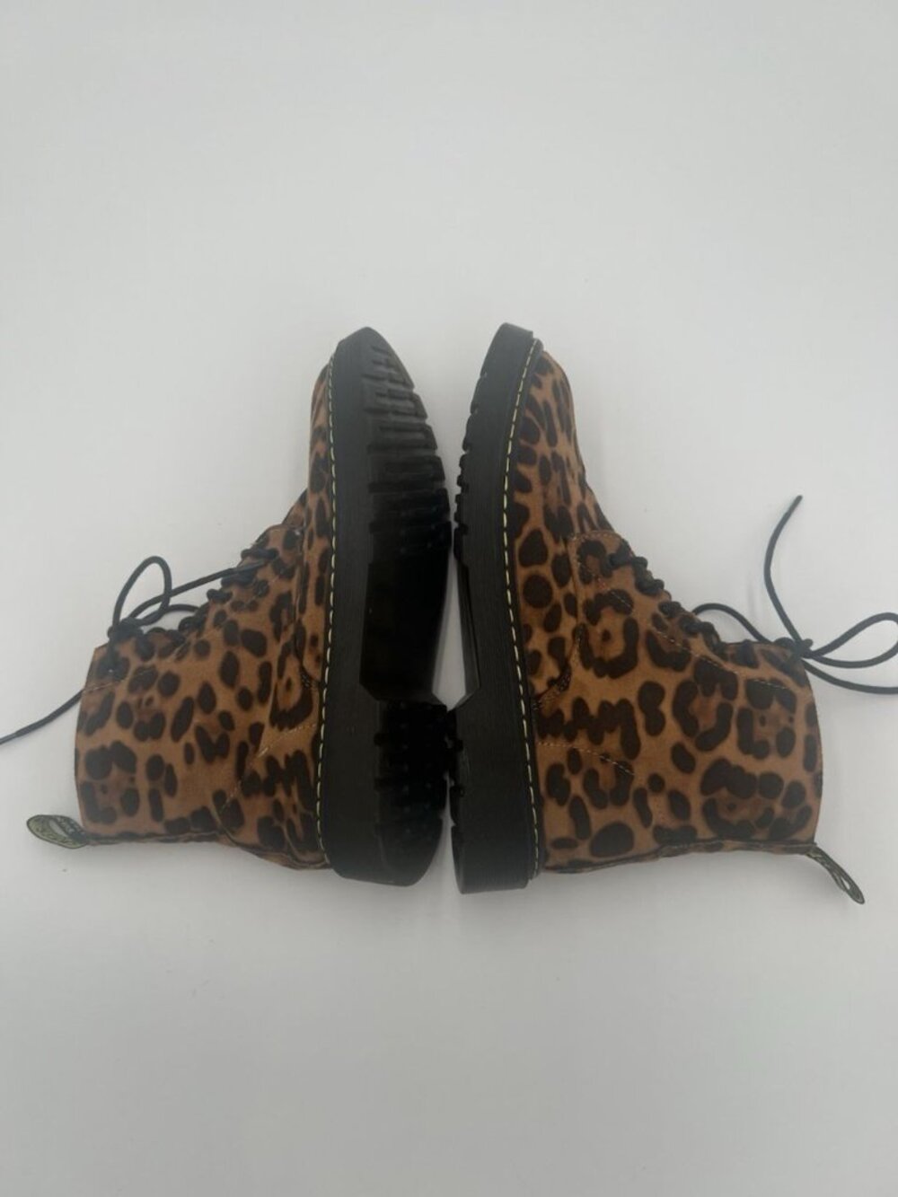 Dr. Martens Leopard Print Suede 7 Eye Lace Up Boots Women’s Size 7 AirWair - Picture 9 of 13